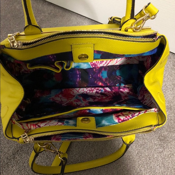 Vince Camuto genuine leather yellow satchel crossbody - Picture 4 of 8